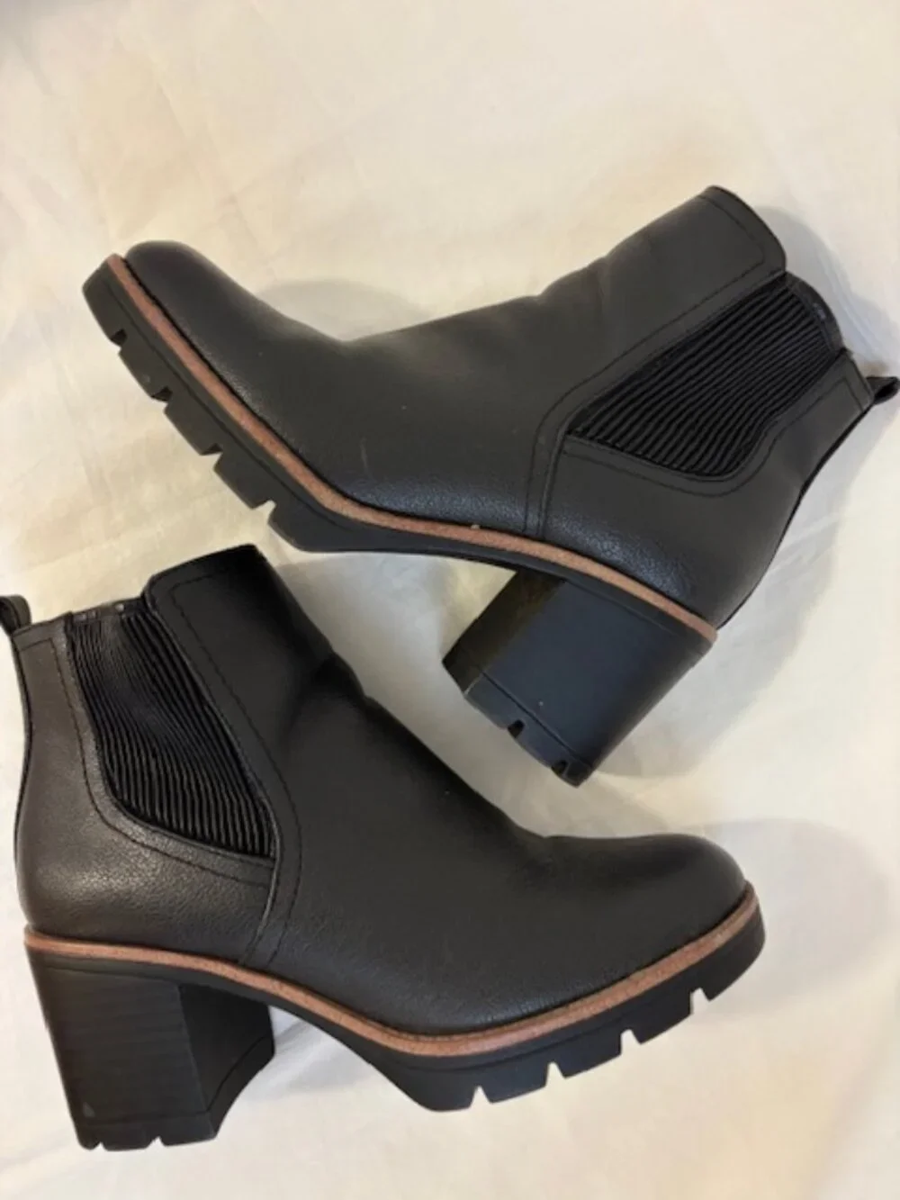 Naturalizer Madalynn Gore Block Heel Bootie in Black Women's Size 6.5M